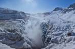 Foto invernal da Gullfoss, uma das principais atrações do Golden Circle, na Islândia, coberta de gelo e neve