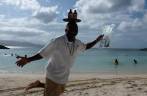 Garçon fazendo graça em praia de Montego Bay, na Jamaica Garçon fazendo graça em praia de Montego Bay, na Jamaica