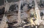 Grandes colunas, na caverna Santana, no PETAR