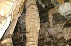 Grandes colunas, na caverna Santana, no PETAR