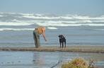 Homem e seu cachorro se divertem na praia da Barra do Ribeira em Iguape=SP