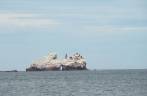 Ilhota pintada de guano, em frente à ilha de Espíritu Santo, região de La Paz, na Baja California - México