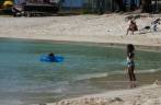 Jamaicanos vão à praia em Montego Bay Jamaicanos vão à praia em Montego Bay