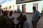 Jogo de dominó nas ruas de Trinidad, em Cuba