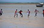 Jogo de futebol na maré seca em Moreré, na Ilha de Boipeba - BA