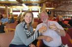 Junto com o brasileiro Gunar, na sala de estar do Sea Spirit. AO fundo, a biblioteca do navio (em St Andrews Bay, na Geórgia do Sul) Junto com o brasileiro Gunar, na sala de estar do Sea Spirit. AO fundo, a biblioteca do navio (em St Andrews Bay, na Geórgia do Sul)