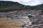 Leito pedregoso do rio no Ribeirão do Meio, em Lençóis, na Chapada Diamantina - BA