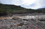 Leito pedregoso do rio no Ribeirão do Meio, em Lençóis, na Chapada Diamantina - BA
