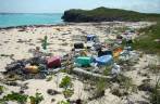 Lixo na praia, durante caminhada em Middle Caicos Lixo na praia, durante caminhada em Middle Caicos