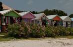 Lojinhas ao longo da praia de Long Bay, na costa nordeste de Antígua, no Caribe