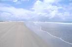 Longa praia no caminho para o Mangue Seco, em Jericoacoara - CE