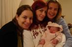 Luiza com mamãe e titias, em Curitiba - PR Luiza com mamãe e titias, em Curitiba - PR