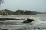 Mar revolto num dia de chuva e eleição, em Iriri - ES Mar revolto num dia de chuva e eleição, em Iriri - ES