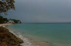 Mesmo com chuva, o mar do caribe é lindo! (em Speightstown, no oeste de Barbados)
