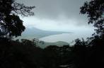 Mirante em meio a mata na subida do vulcão Maderos, na Isla Ometepe, no Lago Nicarágua. Pode-se ver parte do vulcão Concepción e o próprio lago de Nicarágua