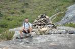 Monte de pedras indicativas, na trilha capixaba de acesso ao Pico da Bandeira, no Parque Nacional do Caparaó - MG/ES