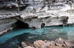 Na entrada da Gruta da Pratinha e seu lago de águas cristalinas, próximo à Lençóis, na Chapada Diamantina - BA