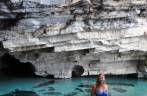 Na entrada da Gruta da Pratinha e seu lago de águas cristalinas, próximo à Lençóis, na Chapada Diamantina - BA