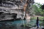 Na entrada da Gruta da Pratinha e seu lago de águas cristalinas, próximo à Lençóis, na Chapada Diamantina - BA