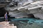 Na entrada da Gruta da Pratinha e seu lago de águas cristalinas, próximo à Lençóis, na Chapada Diamantina - BA