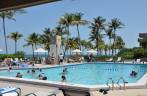 Na piscina do condomínio em Key Biscayne - Flórida