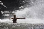 Nadando na Cachoeira de Santo Isidro, no Parque Nacional da Serra da Bocaina - SP