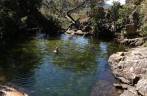 Nadando no poço esverdeado da Cachoeira do Paraíso, em Natividade - TO