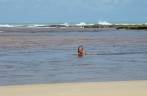 Nadando no rio Guaju, na fronteira entre Rio Grande do Norte e Paraíba