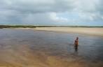 Nadando no rio Guaju, na fronteira entre Rio Grande do Norte e Paraíba