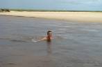 Nadando no rio Guaju, na fronteira entre Rio Grande do Norte e Paraíba
