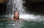 Nadando numa das piscinas naturais de Ys Falls, no interior da Jamaica Nadando numa das piscinas naturais de Ys Falls, no interior da Jamaica