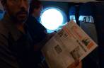 No avião para a Isla de la Juventud, em Cuba, lendo o Granma, jornal oficial do Partido Comunista Cubano