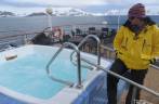 Nossa amiga Kim fica tentada pela apetitosa piscina no convés do Sea Spirit, em Deception Island, na Antártida
