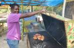 Nosso almoço ficando pronto na praia de Winnifred, em Port Antonio, no nordeste da Jamaica Nosso almoço ficando pronto na praia de Winnifred, em Port Antonio, no nordeste da Jamaica