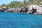 O belo mar em frente ao Rockhouse, em Negril, na Jamaica O belo mar em frente ao Rockhouse, em Negril, na Jamaica