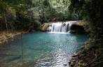 O belÃssimo rio de águas azuladas de Ys Falls, no interior da Jamaica O belÃssimo rio de águas azuladas de Ys Falls, no interior da Jamaica