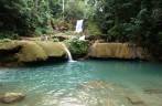 O belÃssimo rio de águas azuladas de Ys Falls, no interior da Jamaica O belÃssimo rio de águas azuladas de Ys Falls, no interior da Jamaica