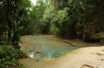 O belÃssimo rio de águas azuladas de Ys Falls, no interior da Jamaica O belÃssimo rio de águas azuladas de Ys Falls, no interior da Jamaica