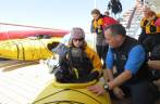 O Colin instrui a Ana sobre como usar o caiaque, ainda no convés do Sea Spirit no trecho entre Buenos Aires e as Ilhas Malvinas