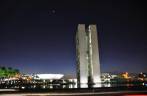 O Congresso visto da Praça dos Três Poderes, em Brasília - DF O Congresso visto da Praça dos Três Poderes, em Brasília - DF