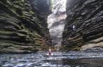 O estreito canyon com paredes de 80 metros que leva à Cachoeira do Buracão, região de Ibicoara, na Chapada Diamantina - BA