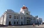 o imponente prédio do Museu Provincial, na praça josé Martí, centro de Cienfuegos, em Cuba o imponente prédio do Museu Provincial, na praça josé Martí, centro de Cienfuegos, em Cuba