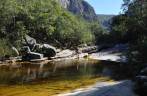 O rio de águas amareladas no Canyon do Peixe Tolo, na Serra do Intendente, em Tabuleiro - MG
