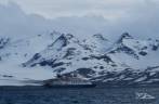 O Sea Spirit em meio a montanhas geladas, perto de Prion Island, na Geórgia do Sul