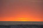 O sol deixa o céu alaranjado na praia de Santa Teresa,  litoral Pacífico da Costa Rica, na península de Nicoya