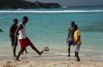 O tradicional futebol de fim de tarde não poderia faltar na praia de Winnifred, em Port Antonio, no nordeste da Jamaica O tradicional futebol de fim de tarde não poderia faltar na praia de Winnifred, em Port Antonio, no nordeste da Jamaica