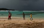 O tradicional futebol de fim de tarde não poderia faltar na praia de Winnifred, em Port Antonio, no nordeste da Jamaica O tradicional futebol de fim de tarde não poderia faltar na praia de Winnifred, em Port Antonio, no nordeste da Jamaica