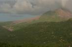O vulcão sempre fumegante de Montserrat, no Caribe