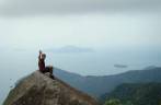 Observando a bela vista do alto do Pico do Papagaio, na Ilha Grande - RJ