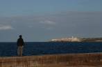 Observando a orla ao longo do Malecón em Havana - Cuba